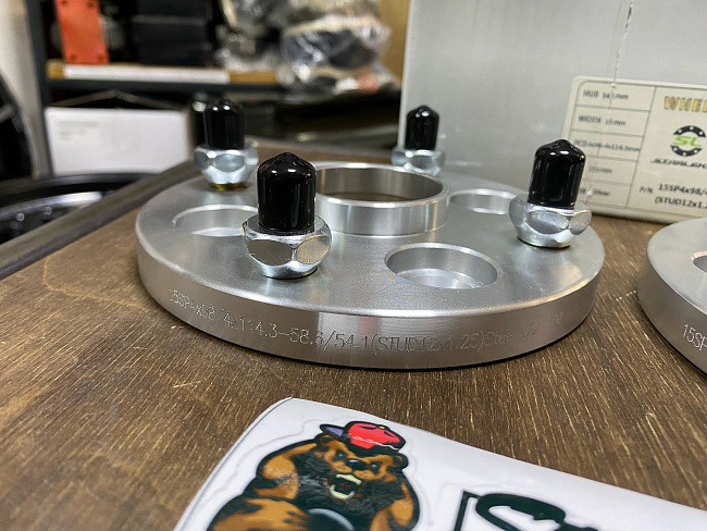 картинка Проставка переходная 15 мм 4x98-4x114.3,ЦО 58.6-54.1 шпилька 12x1.25 магазин  StreetTuning 