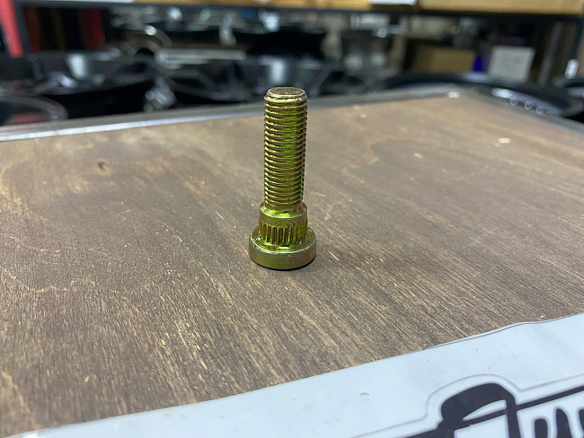 картинка Шпилька забивная Starleks D12.20 mm,10х1.25, резьба 26.5 мм магазин  StreetTuning 