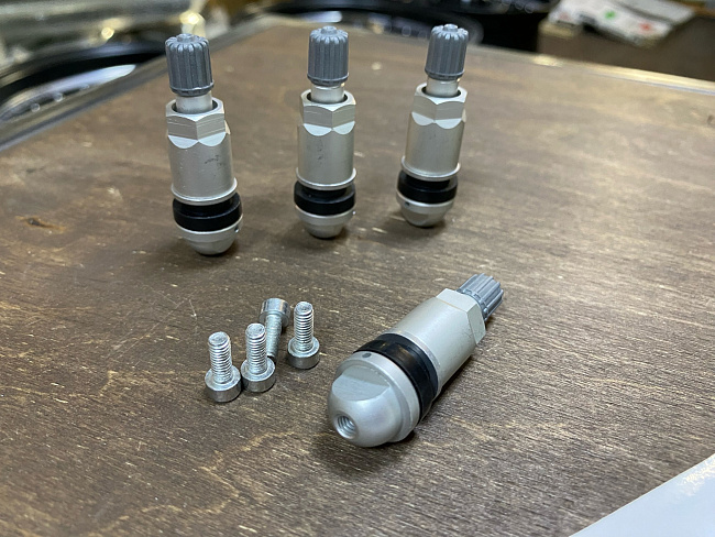 картинка Ниппели (вентили) под датчик, разборные TPMS-07, серые, 4 шт магазин  StreetTuning 