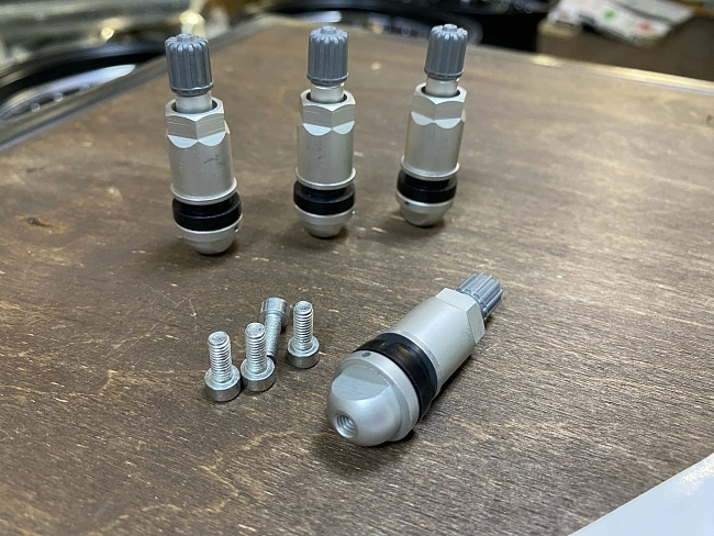 картинка Ниппели (вентили) под датчик, разборные TPMS-07, серые, 4 шт магазин  StreetTuning 