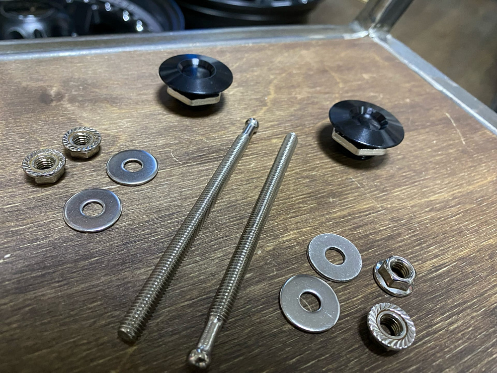 картинка Замки-защелки быстросъемные на бампер/капот, черные, 32 мм /100 мм от магазина  StreetTuning