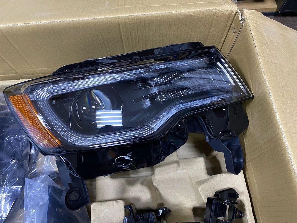 картинка Передние фары Vland для Jeep Grand Cherokee 2014-2022 Full Led от магазина  StreetTuning