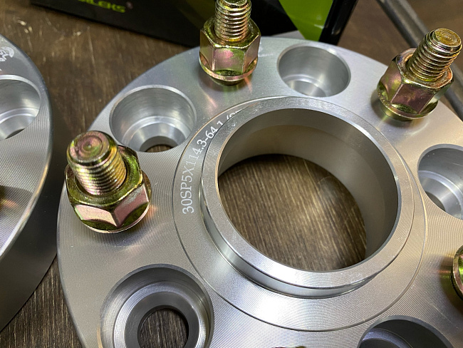 картинка Проставка Starleks 30 мм 5x114.3 цо 64.1 шпилечная M12x1,5 Silver магазин  StreetTuning 