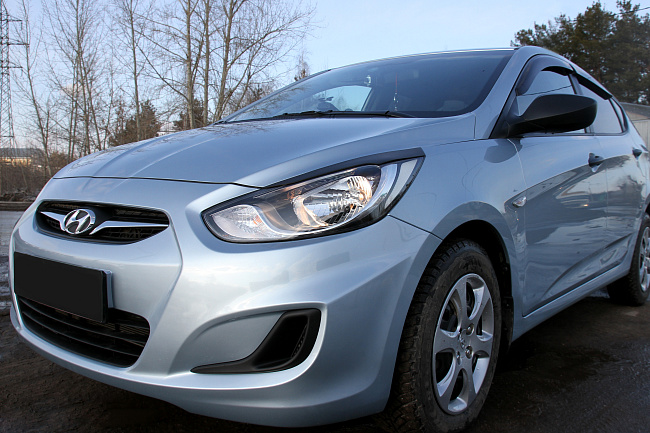 картинка Hyundai Solaris (седан) 2010—2013 (l дорестайлинг) Накладки на передние фары (реснички) компл.-2 шт. магазин  StreetTuning 