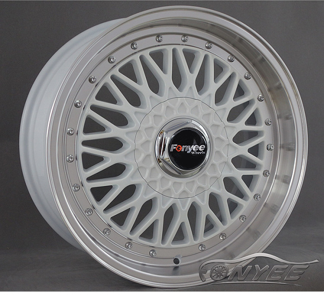 картинка Новые диски BBS RS R17 4X100/4X114,3 ET35 J7,5 белый глянец + серебристые болтики магазин  StreetTuning 