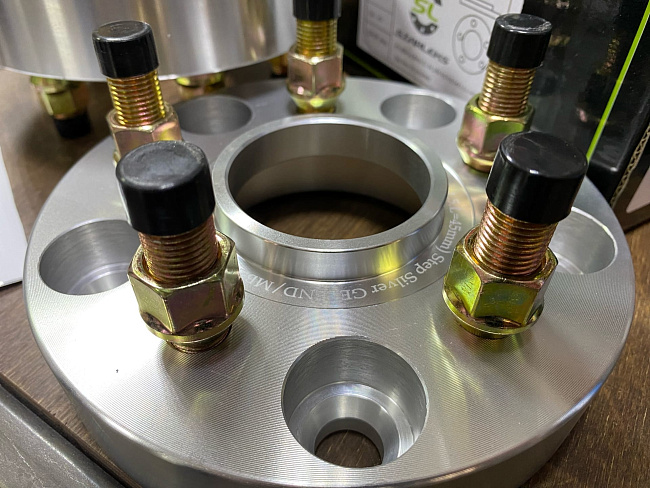 картинка Проставка переходная 30 мм 5x130-5x112, ЦО 84.1-66.6 шпилька 14x1.5 магазин  StreetTuning 