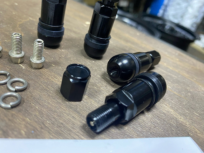 картинка Ниппели (вентили) под датчик, разборные MS525AL/BC, черные, 4 шт магазин  StreetTuning 