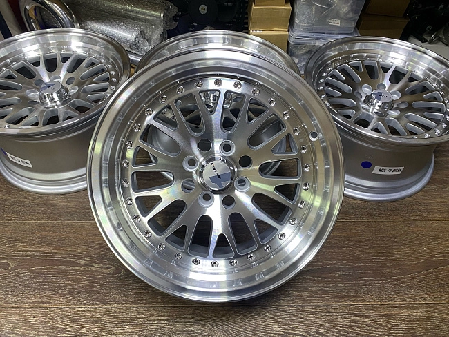 картинка Новые диски ESM 007 R15 J8 ET25 4X100, серебро магазин  StreetTuning 
