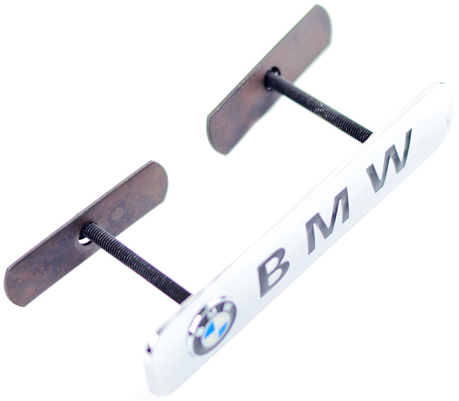 картинка Шильдик в решетку радиатора с логотипом "BMW" магазин  StreetTuning 