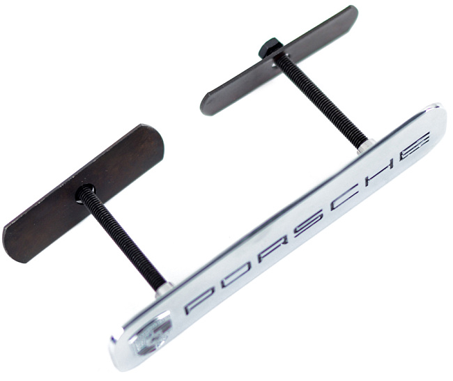 картинка Шильдик в решетку радиатора с логотипом "Porsche" магазин  StreetTuning 