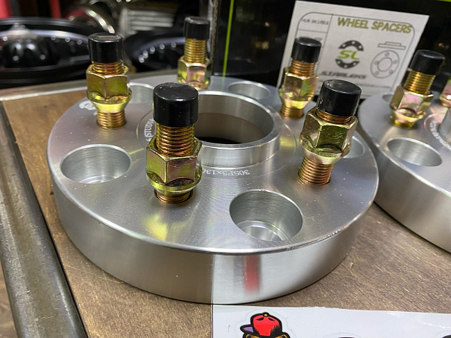 картинка Проставка переходная 30 мм 5x130-5x112, ЦО 84.1-66.6 шпилька 14x1.5 магазин  StreetTuning 