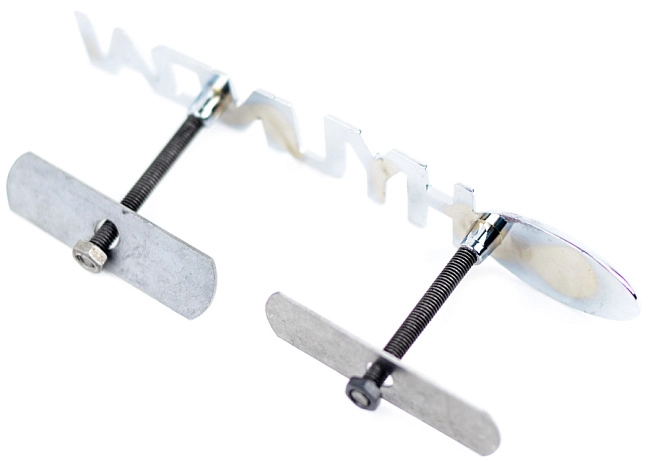 картинка Шильдик в решетку радиатора с логотипом "Hyundai" магазин  StreetTuning 