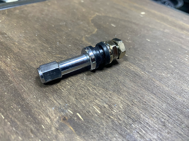 картинка Ниппель (вентиль) для бескамерной шины разборный,хром, H-51 мм магазин  StreetTuning 