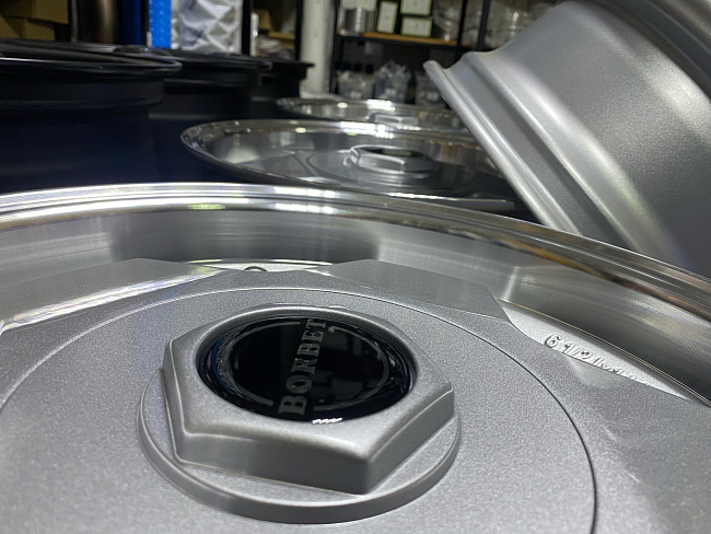 картинка Диски Borbet A R14 4х100/114,3 ET20 J6,5 серебро + полированная полка магазин  StreetTuning 