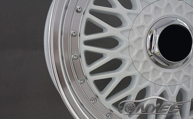 картинка Новые диски BBS RS R17 4X100/4X114,3 ET35 J7,5 белый глянец + серебристые болтики магазин  StreetTuning 