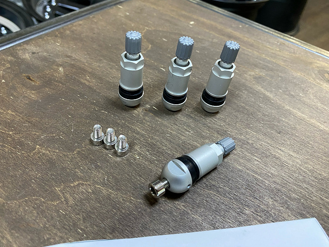 картинка Ниппели (вентили) под датчик, разборные TPMS-06, серые, 4 шт магазин  StreetTuning 