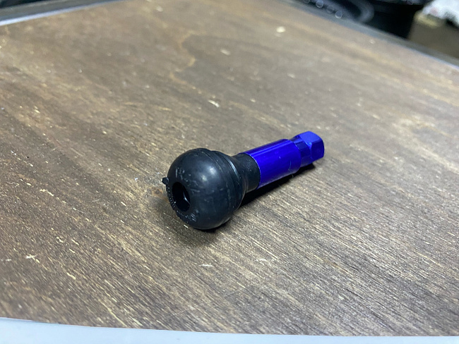 картинка Ниппель (вентиль) для колес, цвет синий TR414BL магазин  StreetTuning 