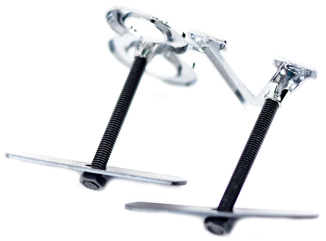 картинка Шильдик в решетку радиатора с логотипом "V8" магазин  StreetTuning 