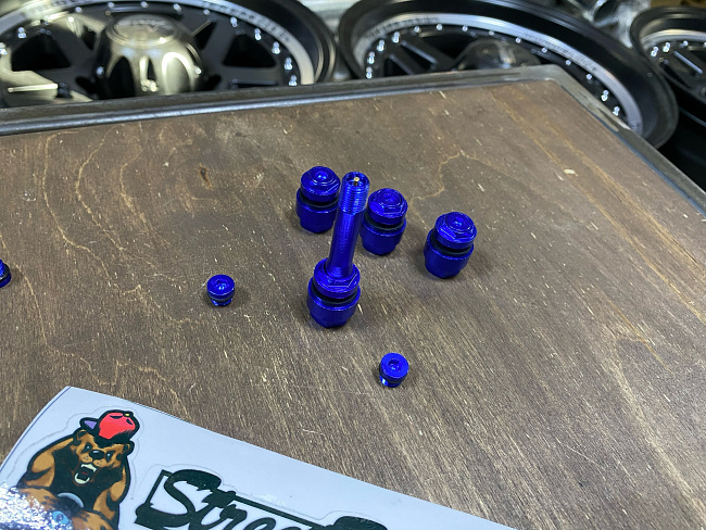 картинка Скрытые ниппели (вентили) для колес, к-т 4 шт, цвет СИНИЙ магазин  StreetTuning 
