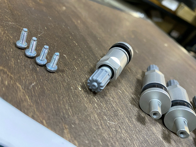 картинка Ниппели (вентили) под датчик, разборные TPMS-02, серые, 4 шт магазин  StreetTuning 