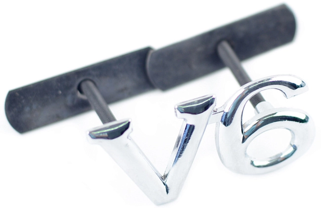 картинка Шильдик в решетку радиатора с логотипом "V6" магазин  StreetTuning 