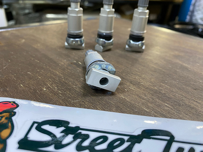 картинка Ниппели (вентили) под датчик, разборные TPMS-13, серые, 4 шт магазин  StreetTuning 