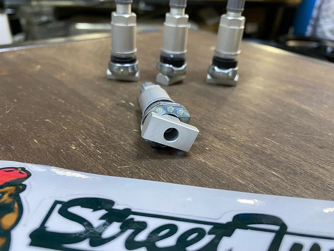 картинка Ниппели (вентили) под датчик, разборные TPMS-13, серые, 4 шт магазин  StreetTuning 