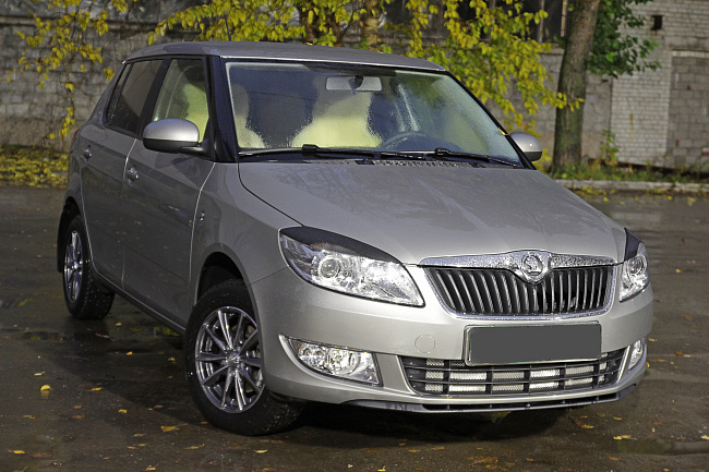 картинка Skoda Fabia II 2010—2013 Накладки на передние фары (реснички) компл.-2 шт. магазин  StreetTuning 