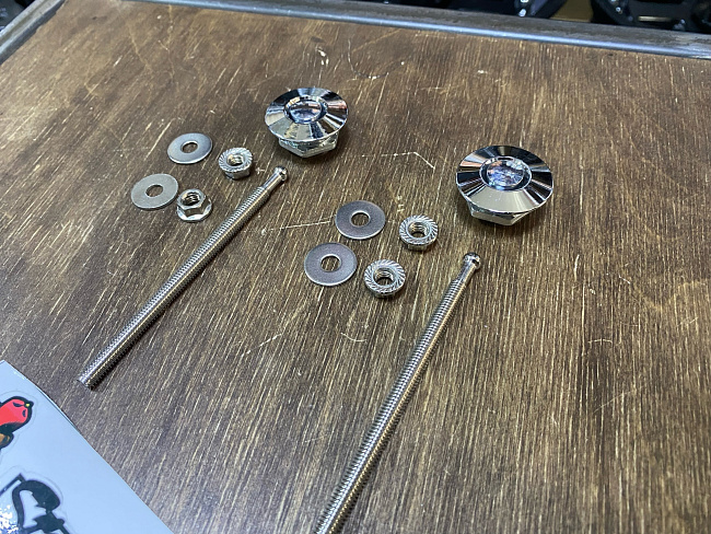 картинка Замки-защелки быстросъемные на бампер/капот, серебро, 25 мм /100 мм магазин  StreetTuning 