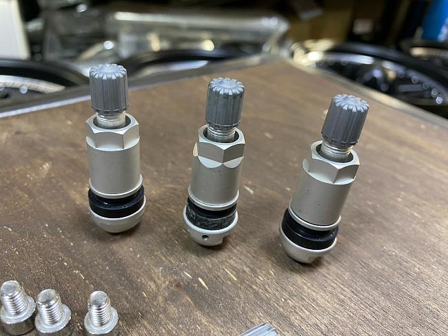 картинка Ниппели (вентили) под датчик, разборные TPMS-05, серые, 4 шт магазин  StreetTuning 