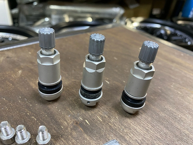 картинка Ниппели (вентили) под датчик, разборные TPMS-05, серые, 4 шт магазин  StreetTuning 