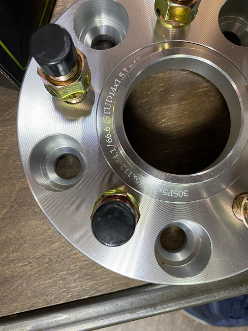 картинка Проставка переходная 30 мм 5x130-5x112, ЦО 84.1-66.6 шпилька 14x1.5 магазин  StreetTuning 