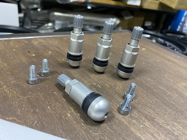 картинка Ниппели (вентили) под датчик, разборные TPMS-16, серые, 4 шт магазин  StreetTuning 
