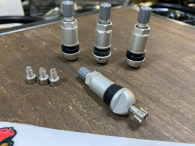 картинка Ниппели (вентили) под датчик, разборные TPMS-05, серые, 4 шт магазин  StreetTuning 