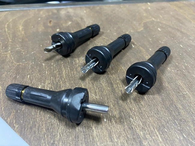 картинка Ниппели (вентили) под датчик, разборные TPMS-19, черные, 4 шт магазин  StreetTuning 