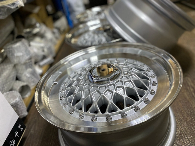 картинка Новые диски BBS RS R13 J6 ET25 4x100/4x114.3 , серебро + полировка магазин  StreetTuning 