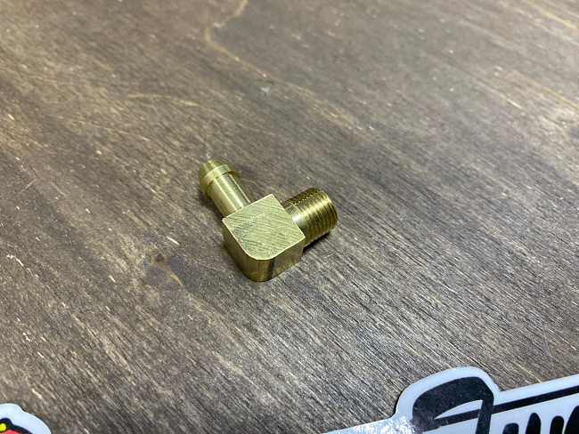 картинка Фитинг-штуцер 90 гр под шланг 6 мм - резьба 1/8 27 npt латунь магазин  StreetTuning 