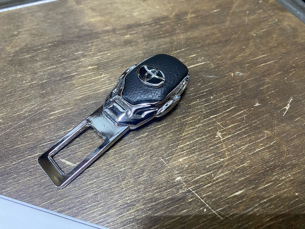 картинка Обманка "заглушка" в ремень безопасности Toyota (1шт) от магазина  StreetTuning