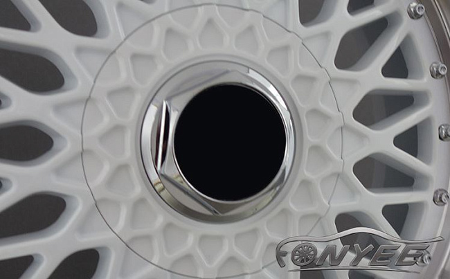 картинка Новые диски BBS RS R17 4X100/4X114,3 ET35 J7,5 белый глянец + серебристые болтики магазин  StreetTuning 