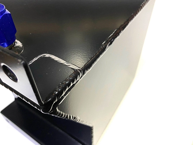 картинка Бак топливный алюминиевый 10л, пластиковая крышка, черный, с датчиком магазин  StreetTuning 