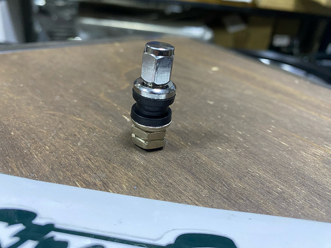 картинка Ниппель (вентиль) для бескамерной шины разборный, хром, H-30 мм магазин  StreetTuning 