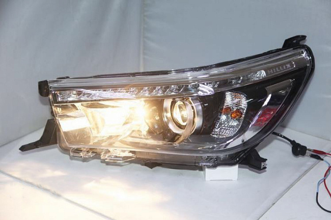 картинка Передние фары для Toyota Hilux VIGO 2015-2016 г магазин  StreetTuning 
