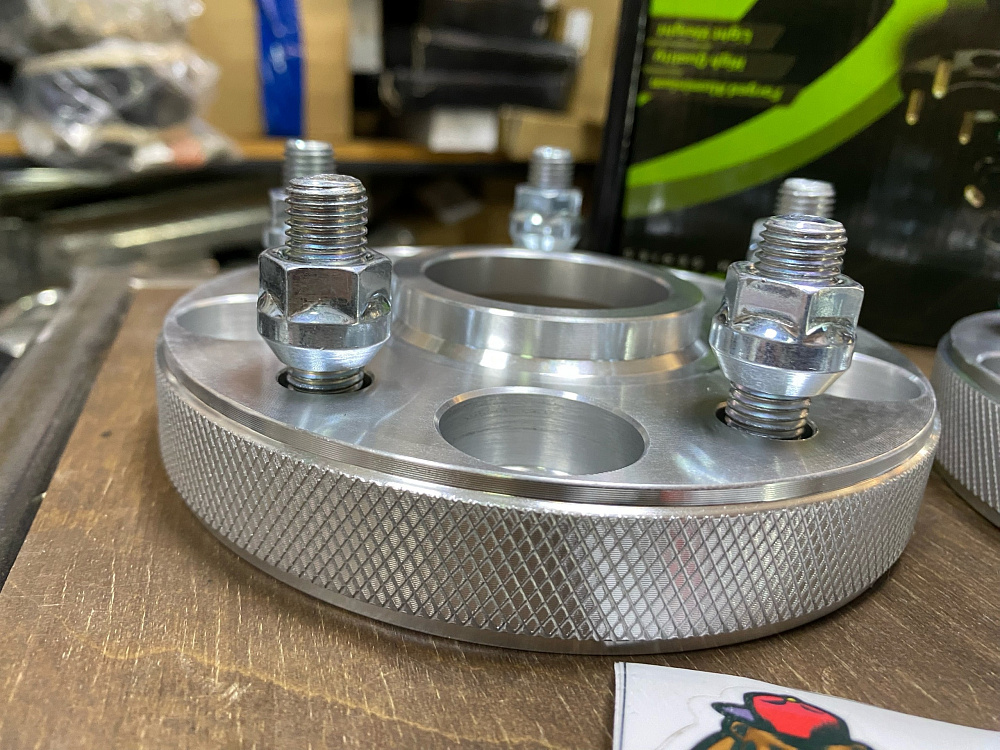 картинка Проставка Starleks 25 мм 5x114.3 цо 64.1 шпилечная M12x1,5 Silver от магазина  StreetTuning
