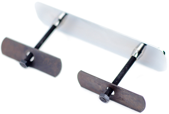 картинка Шильдик в решетку радиатора с логотипом "BMW" магазин  StreetTuning 