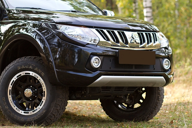 картинка Mitsubishi L200 2015-н.в. Накладки на передние фары (реснички) магазин  StreetTuning 