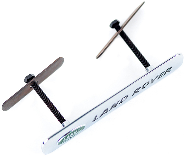 картинка Шильдик в решетку радиатора с логотипом "Land Rover" магазин  StreetTuning 