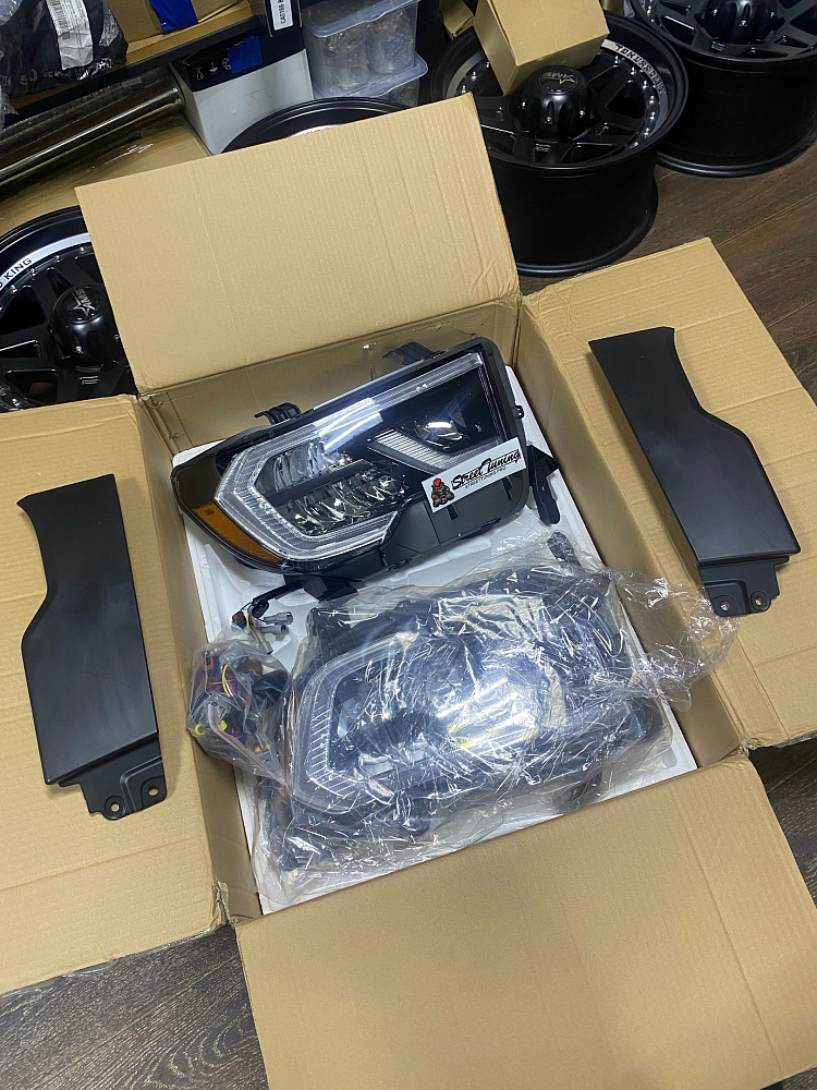 картинка Передние LED фары для Toyota Tundra 07-13г / Toyota Sequoia 07-17г от магазина  StreetTuning