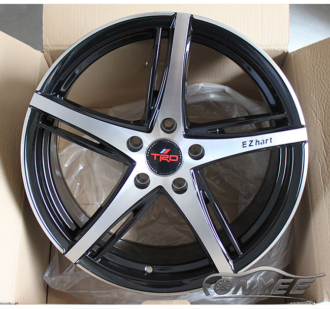 картинка Новые диски Ezhart R18 5x114,3 ET35 J8 черный мат + серебро магазин  StreetTuning 