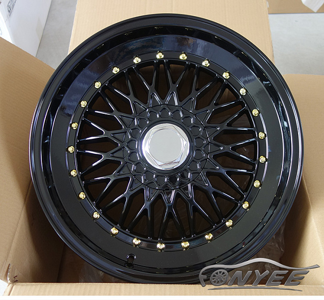 картинка Новые диски BBS RS R18 4X114,3/4X100 ET30 J8 черный глянец + золотистые болтики магазин  StreetTuning 