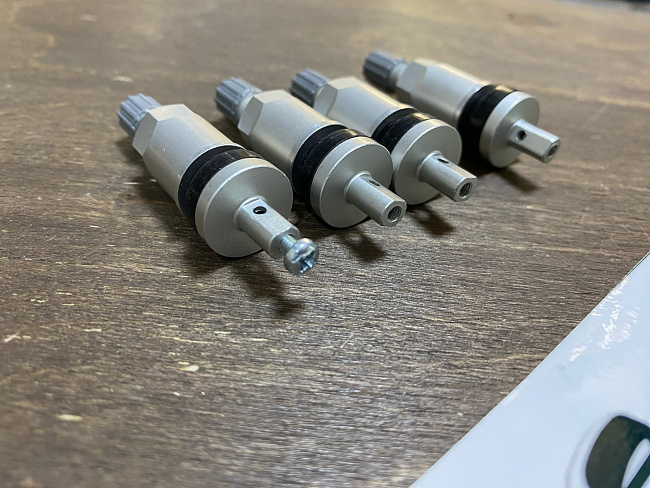 картинка Ниппели (вентили) под датчик, разборные TPMS-02, серые, 4 шт магазин  StreetTuning 